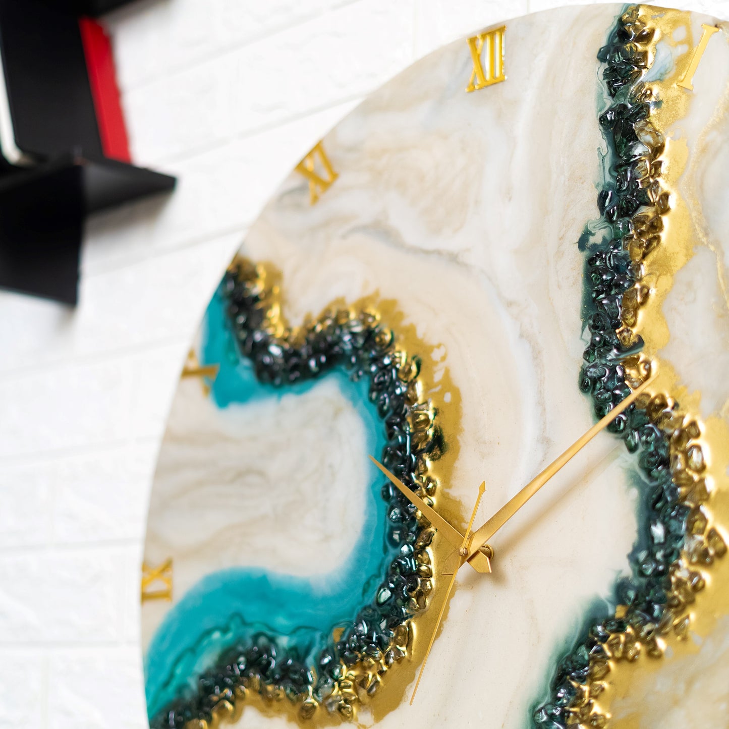 Curvy Green Shiny Marble Finish Wall Clock