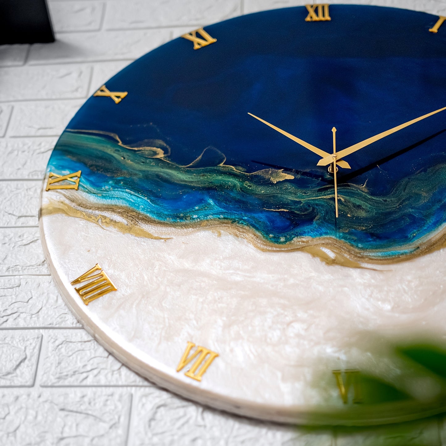 Ticking Thunder Silent Resin Wall Clock (Royal Blue)