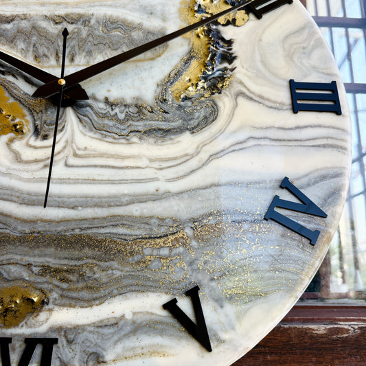 *Black & white Desert Silent Clock 17.5 inches(CS)