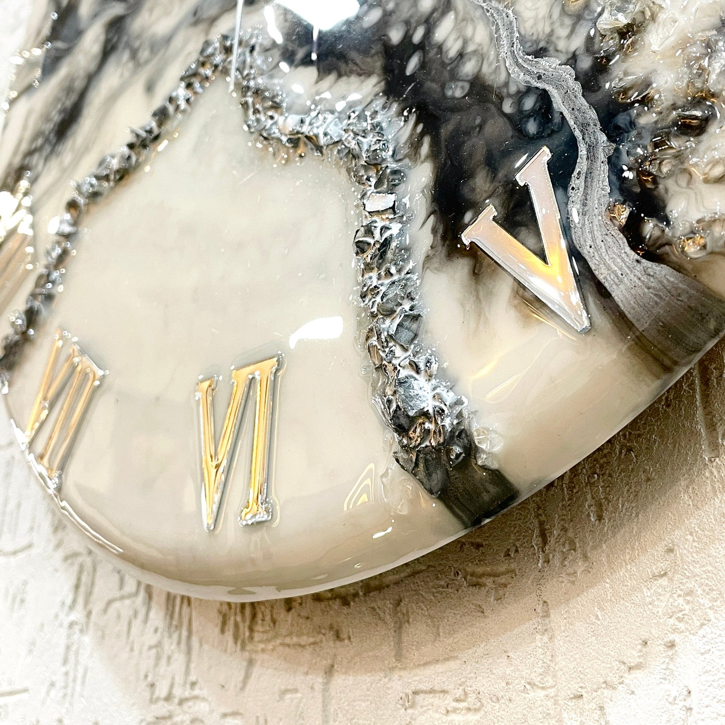 Black & White Medium Size Silent Clock 17.5 Inches