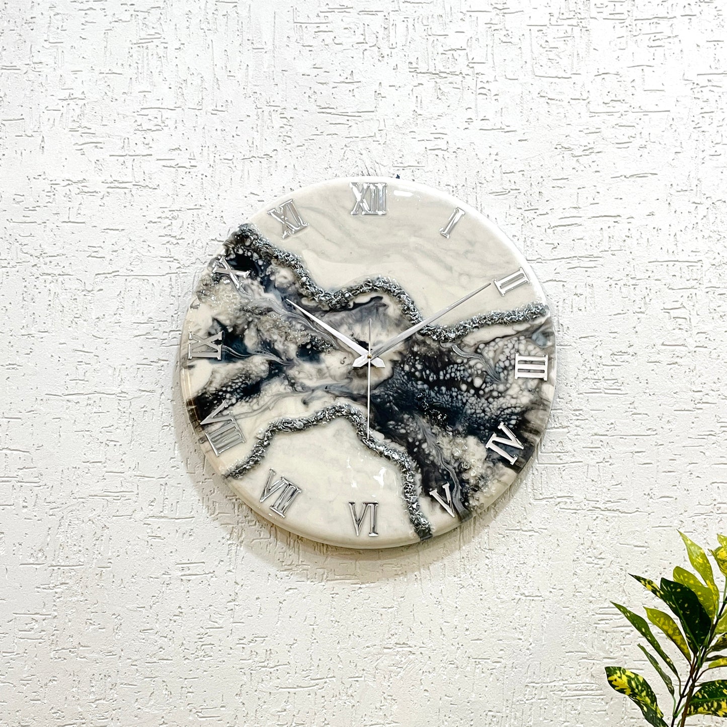 Black & White Medium Size Silent Clock 17.5 Inches