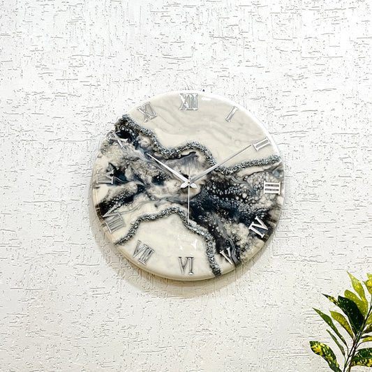 Black & White Medium Size Silent Clock 17.5 Inches