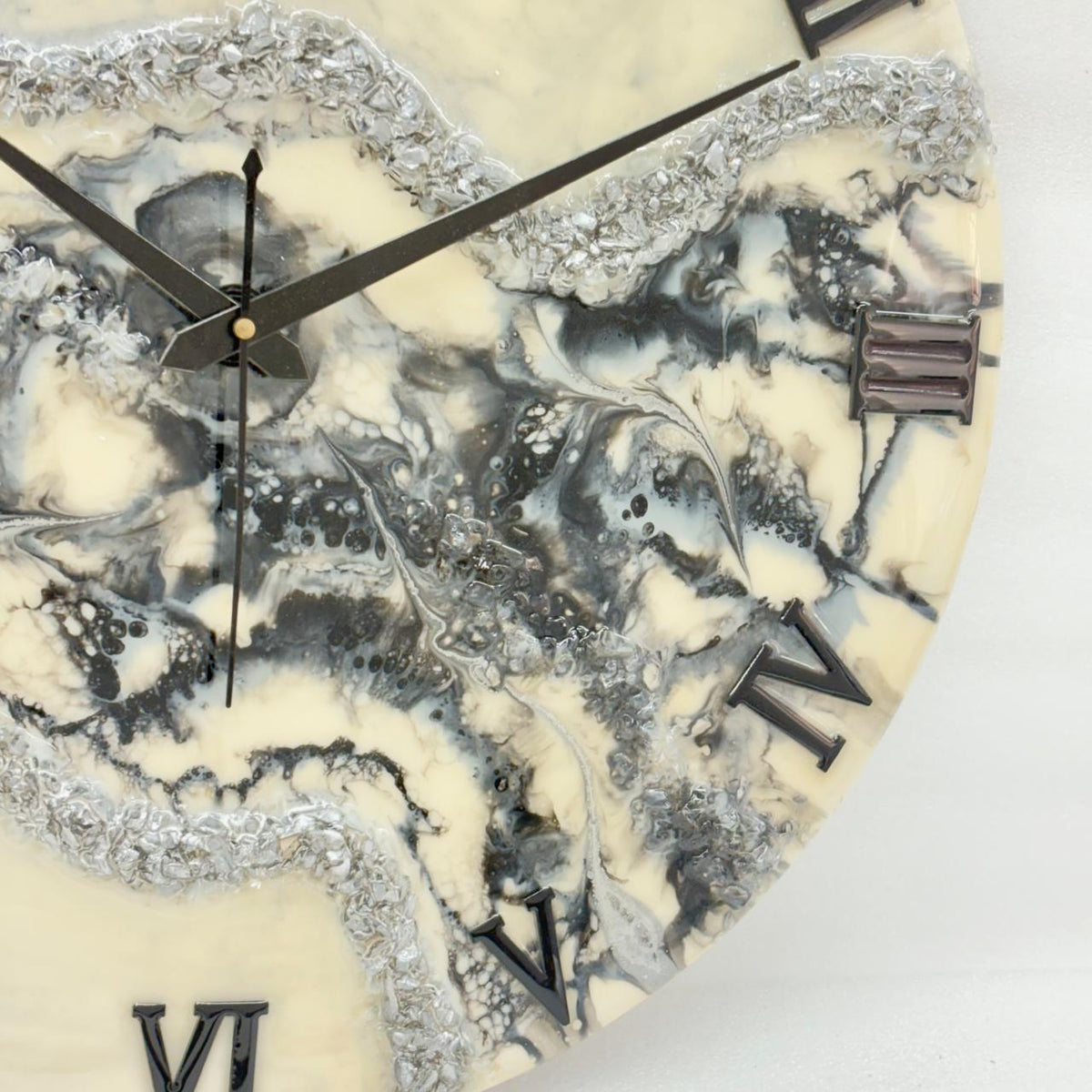 Curvy Black White silent Clock 17.5 inches
